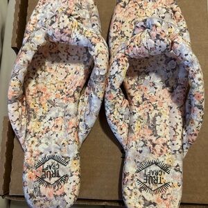 Beautiful Floral True Craft Sandals size 9.5. Brand new!